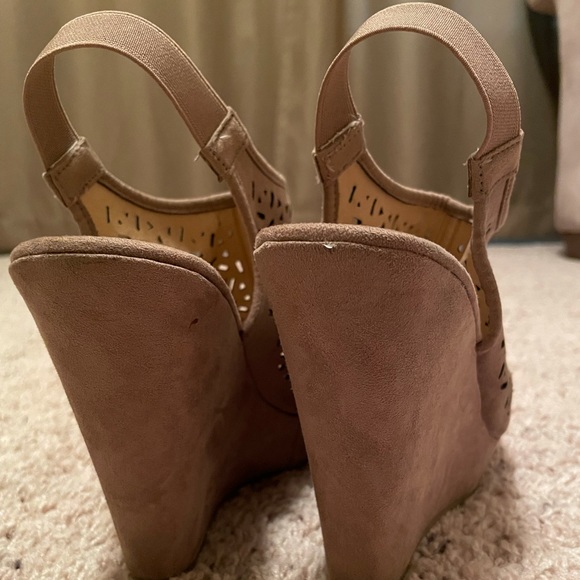 Chinese Laundry eyelet wedges - Picture 4 of 5